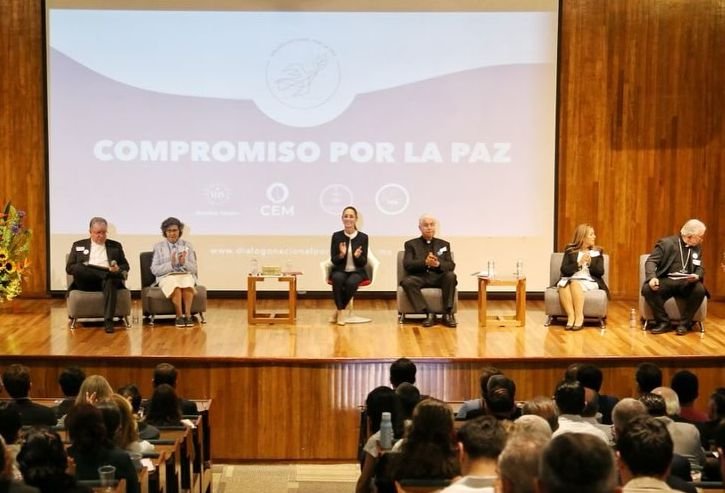 Firma Claudia Sheinbaum el Compromiso Nacional por la Paz, aunque manifiesta desacuerdo con algunas afirmaciones del episcopado