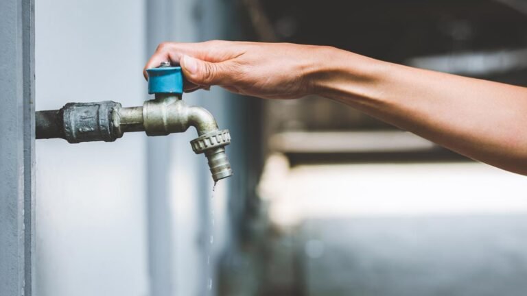 Agua, entre más escasa, más cara