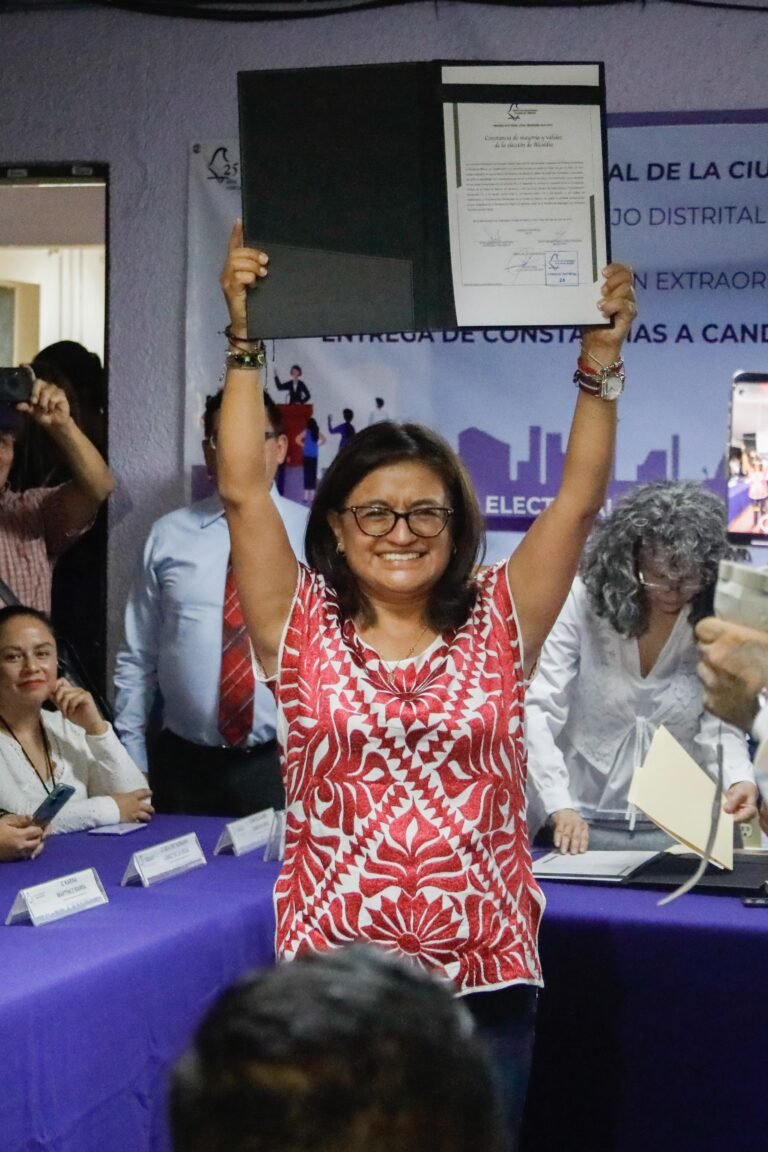 ALEIDA ALAVEZ RECIBE CONSTANCIA DE MAYORÍA QUE LA VALIDA COMO ALCALDESA DE IZTAPALAPA