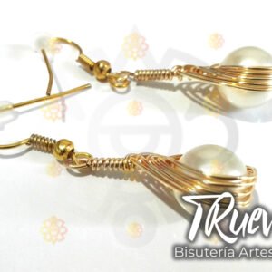 Pendiente dorado con perla