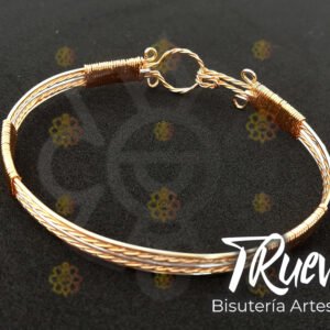 Brazalete de 7 hilos, dorado y centro plateado con broche