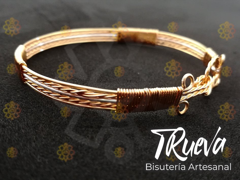 Brazalete de 7 hilos, dorado y centro plateado con broche - Image 2