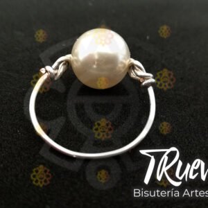 Anillo plateado con perla sencillo