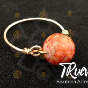 Anillo dorado con abalorio rojo y blanco