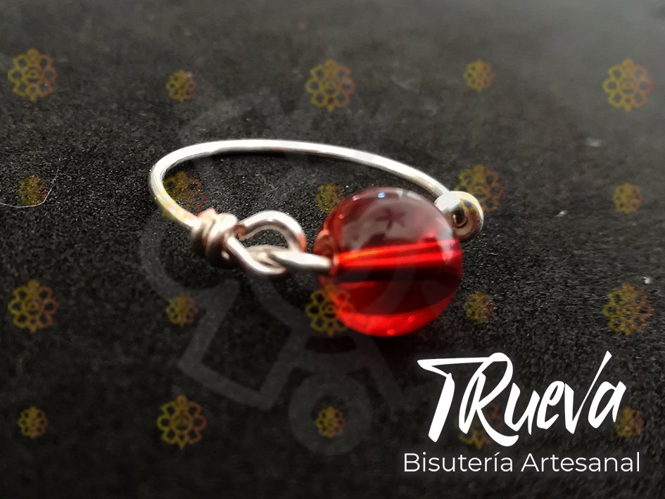 Anillo color plata con abalorio transparente rojo - Image 7