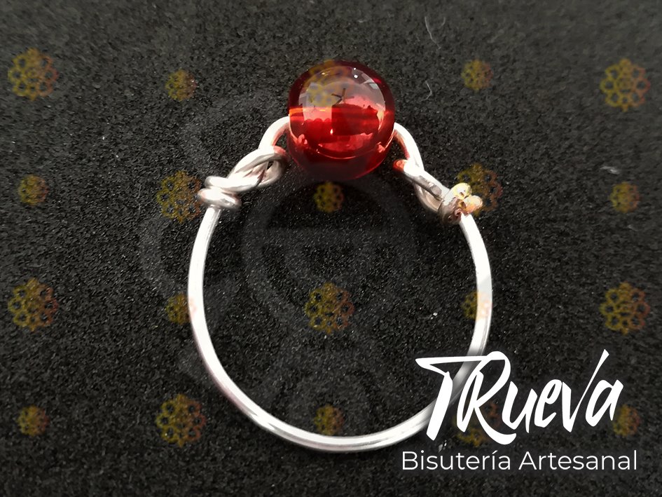 Anillo color plata con abalorio transparente rojo - Image 4