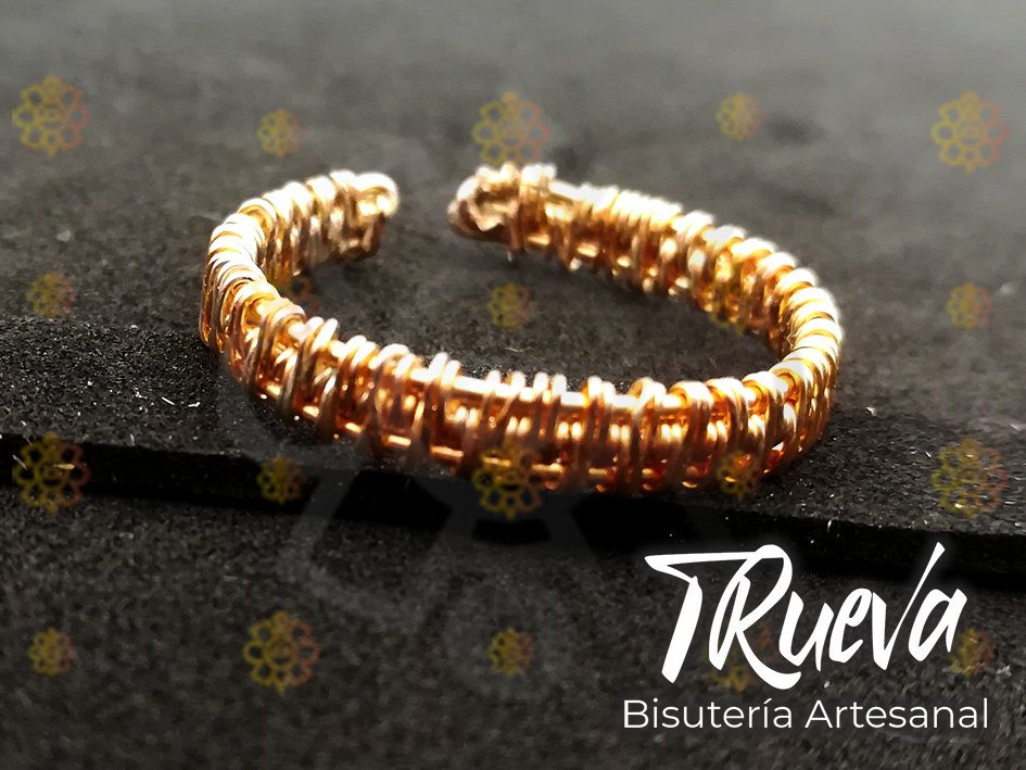 Anillo tramado dorado ajustable