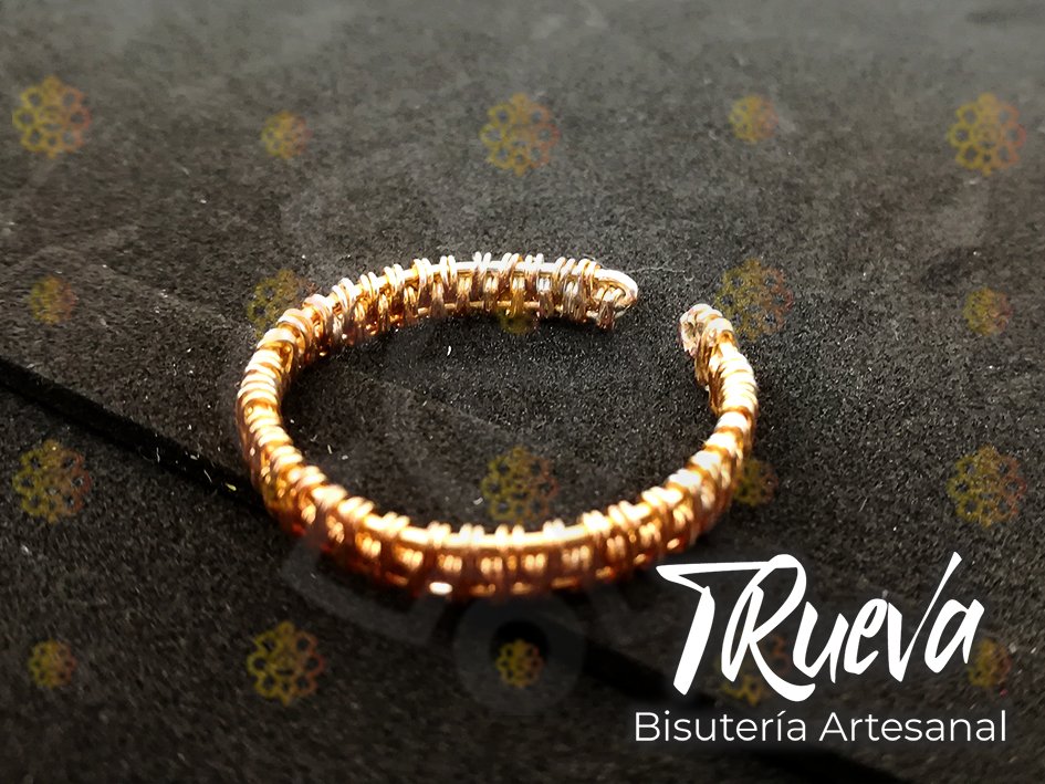 Anillo tramado dorado ajustable - Image 3