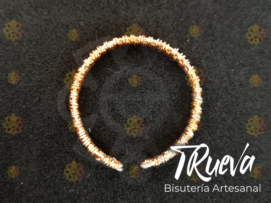 Anillo tramado dorado ajustable - Image 2