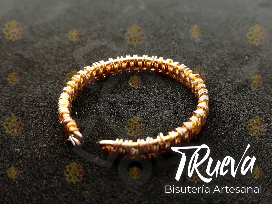 Anillo tramado dorado ajustable - Image 4