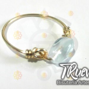 Anillo dorado con abalorio blanco y transparente