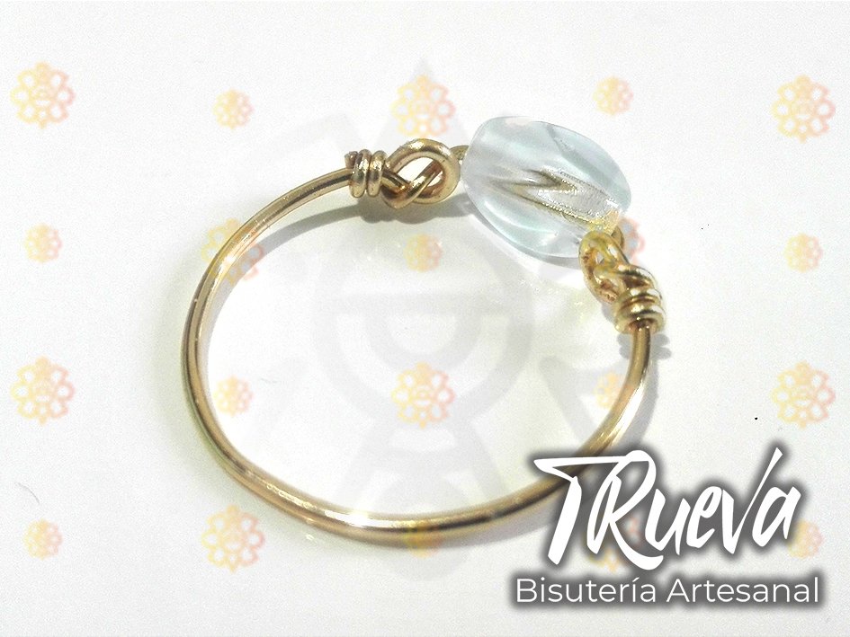 Anillo dorado con abalorio blanco y transparente - Image 3