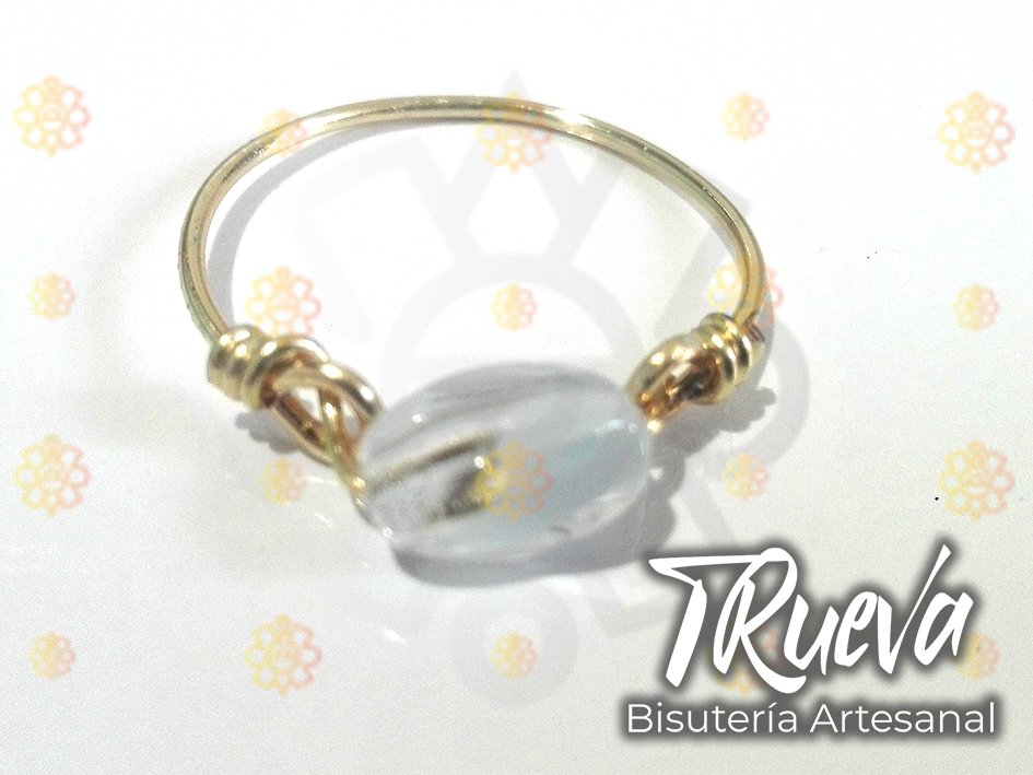Anillo dorado con abalorio blanco y transparente - Image 2