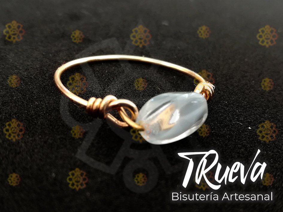 Anillo dorado con abalorio blanco y transparente - Image 4