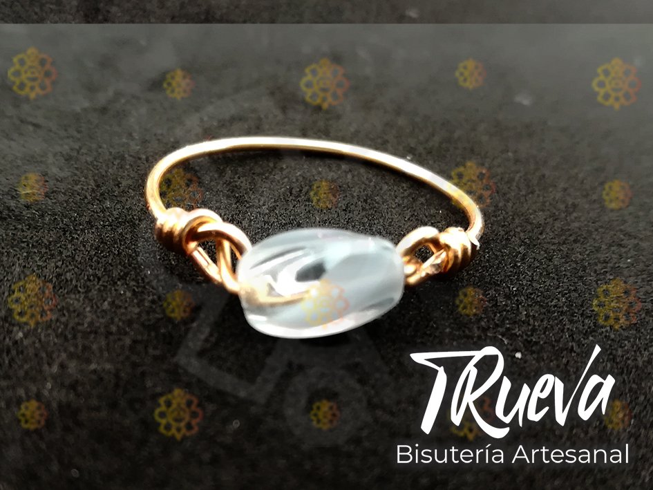 Anillo dorado con abalorio blanco y transparente - Image 5