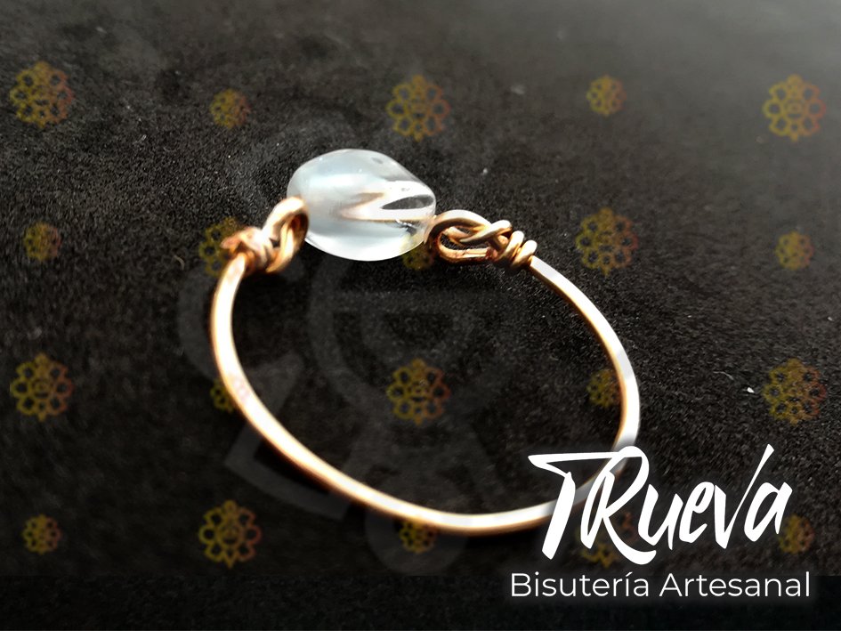 Anillo dorado con abalorio blanco y transparente - Image 6