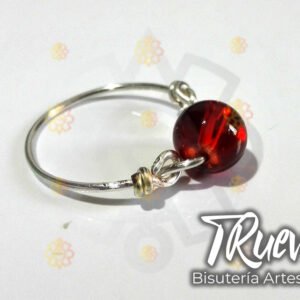 Anillo color plata con abalorio transparente rojo