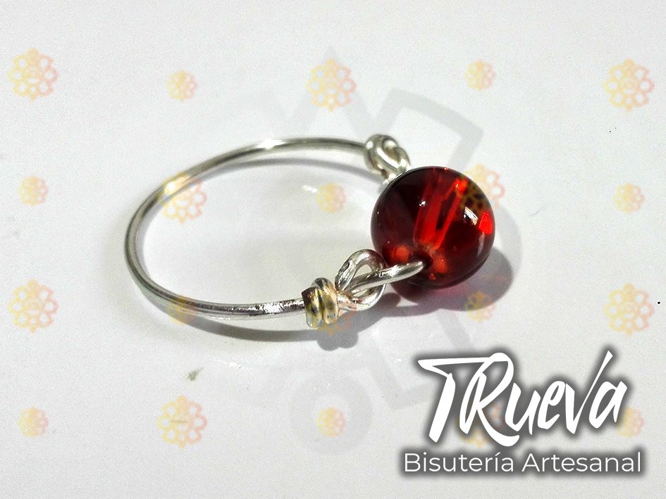 Anillo color plata con abalorio transparente rojo
