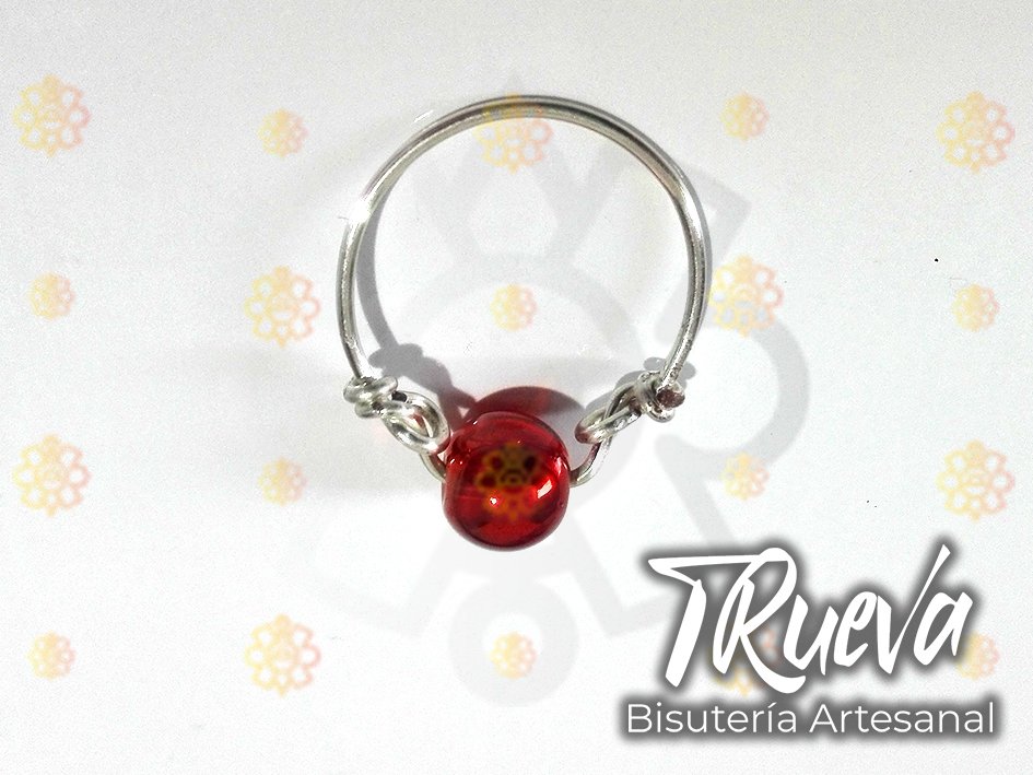 Anillo color plata con abalorio transparente rojo - Image 3
