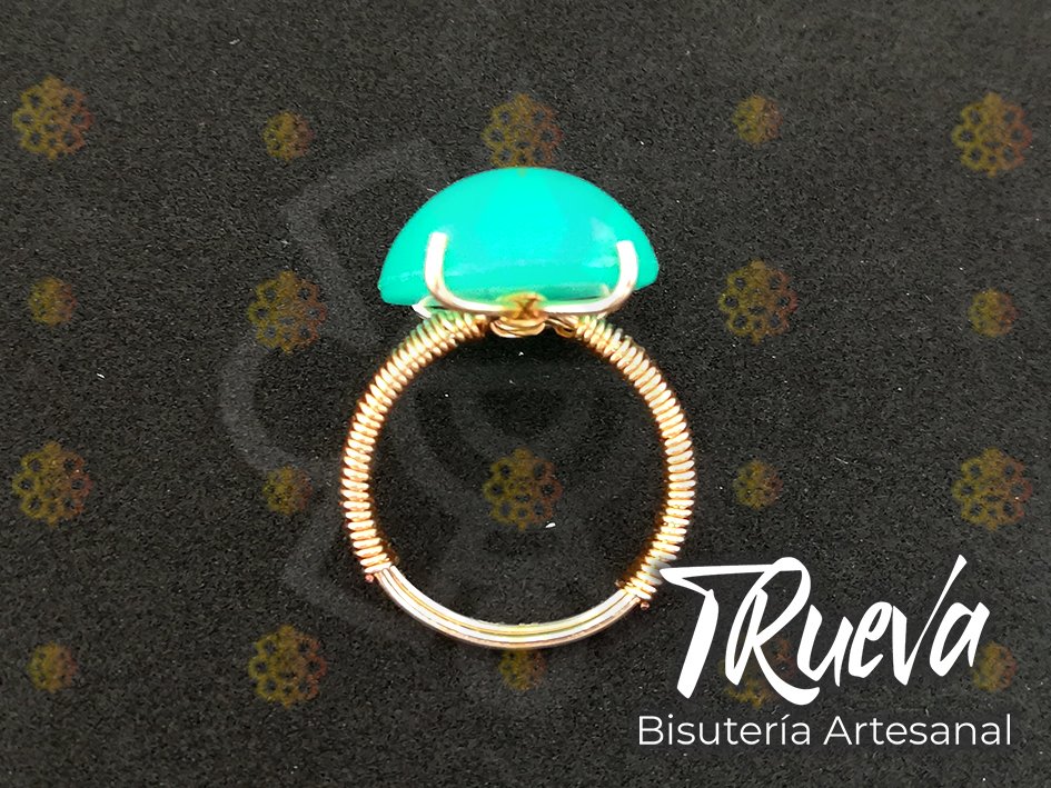 anillo dorado con piedra aqua - Image 4