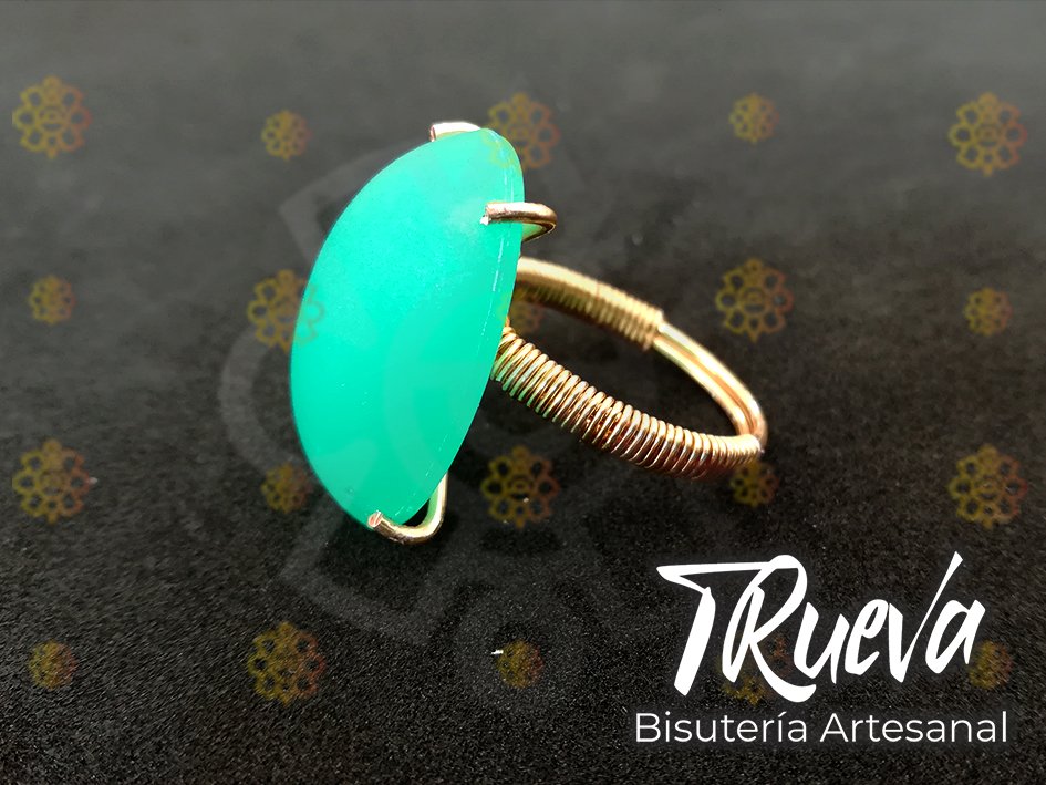 anillo dorado con piedra aqua - Image 5