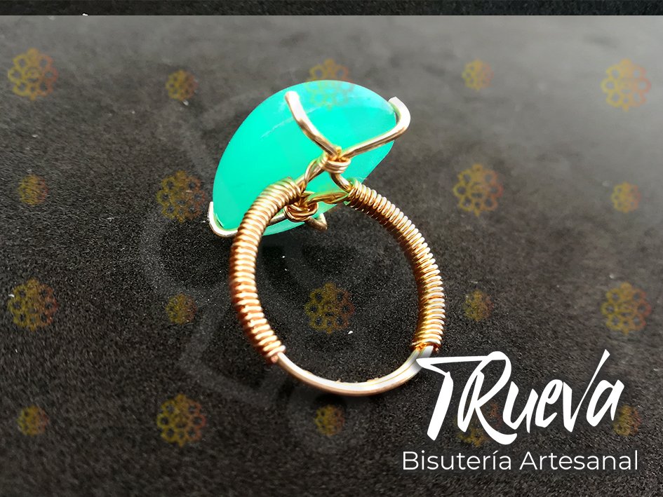 anillo dorado con piedra aqua - Image 6