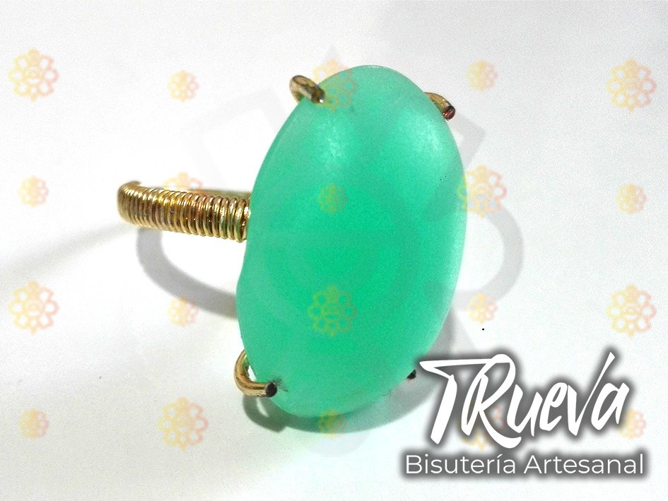 anillo dorado con piedra aqua
