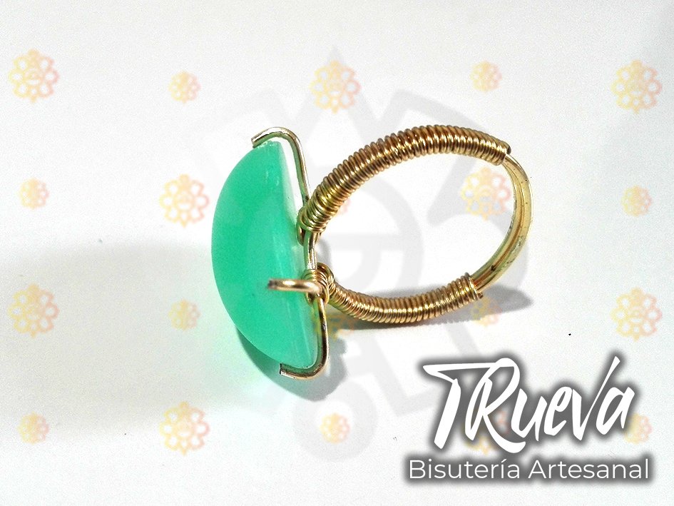 anillo dorado con piedra aqua - Image 2