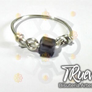 Anillo plateado con cubo