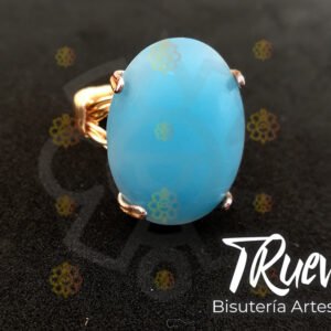 Anillo dorado con piedra azul