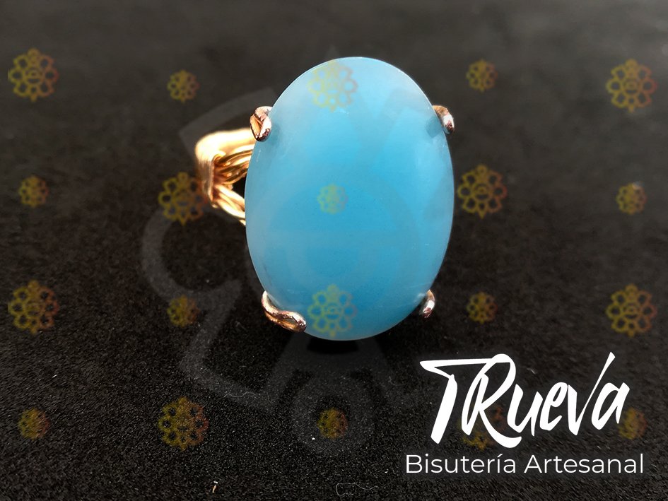 Anillo dorado con piedra azul