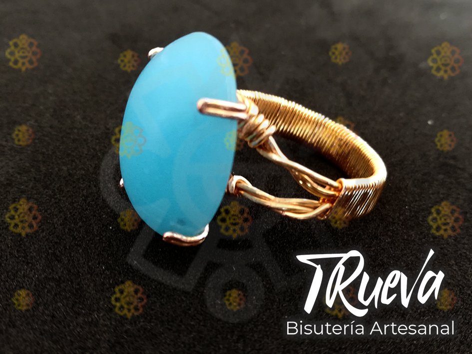 Anillo dorado con piedra azul - Image 2