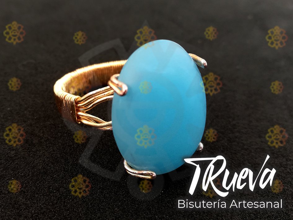 Anillo dorado con piedra azul - Image 3