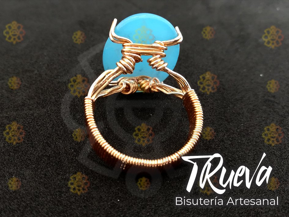 Anillo dorado con piedra azul - Image 4