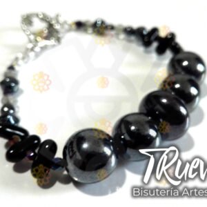 Pulsera con perlas negras y abalorios