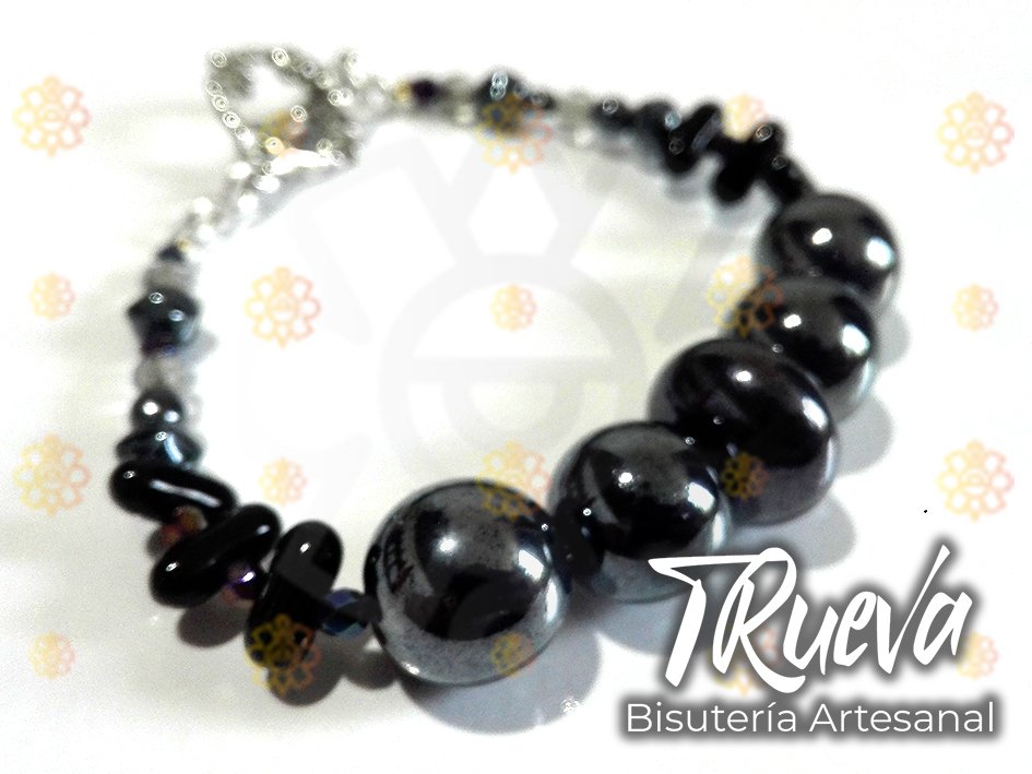 Pulsera con perlas negras y abalorios