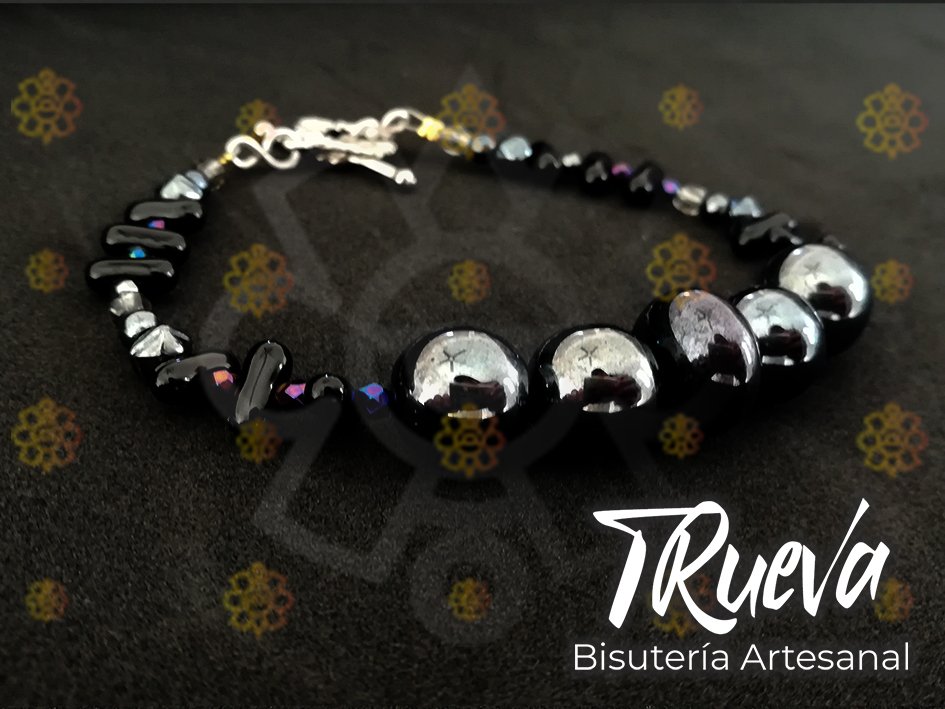 Pulsera con perlas negras y abalorios - Image 4