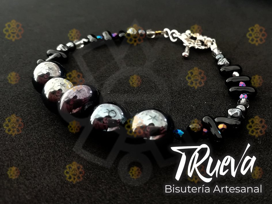 Pulsera con perlas negras y abalorios - Image 5