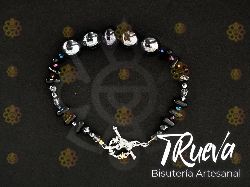 Pulsera con perlas negras y abalorios - Image 6