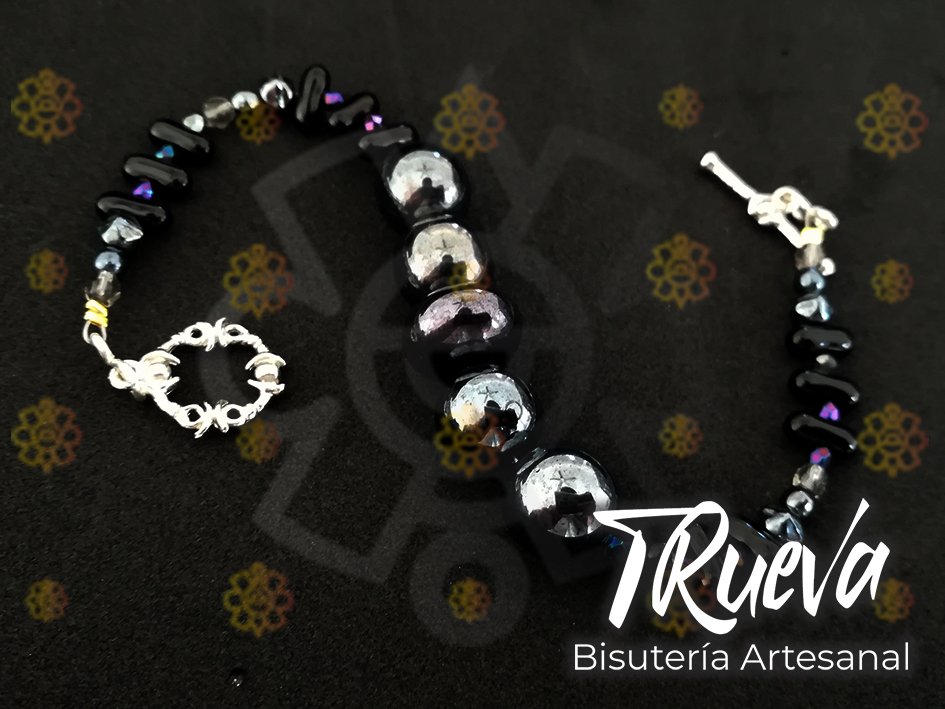 Pulsera con perlas negras y abalorios - Image 7