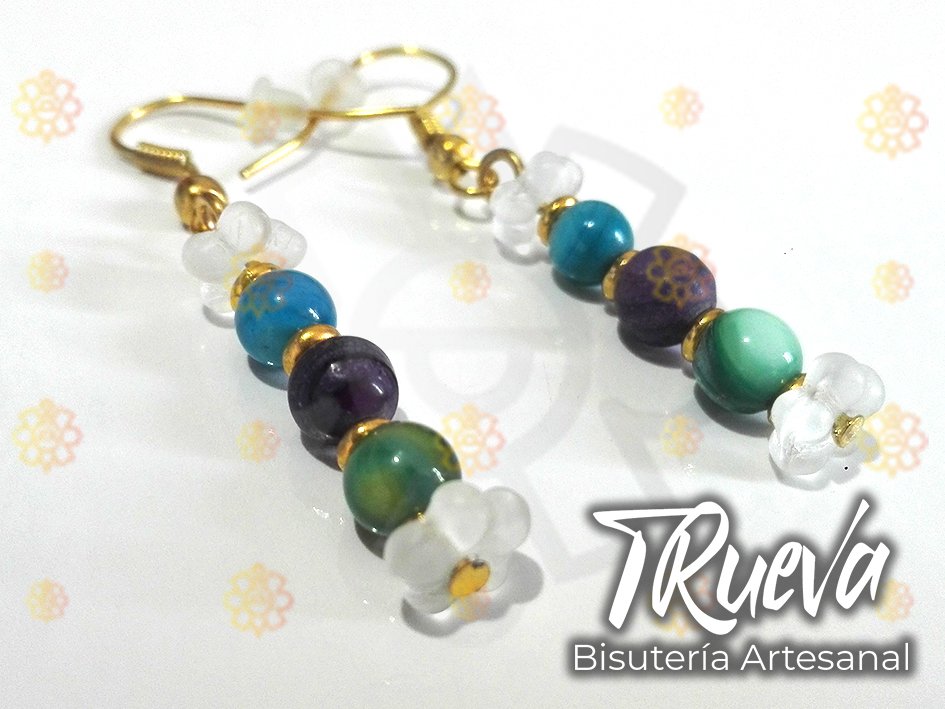 Pendientes de abalorios y flor