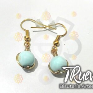 Pendiente con perla acrílica color celeste