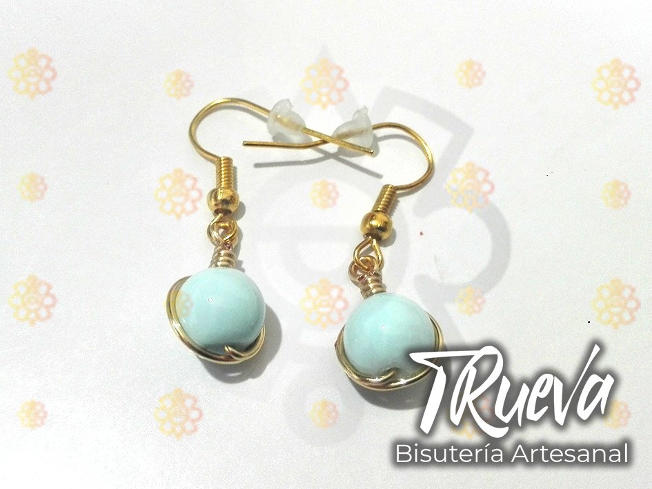 Pendiente con perla acrílica color celeste