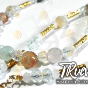 Collar con ágatas de colores, cristales blancos y abalorios plateados