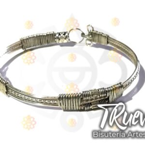 Brazalete TRueva color plata con abalorios