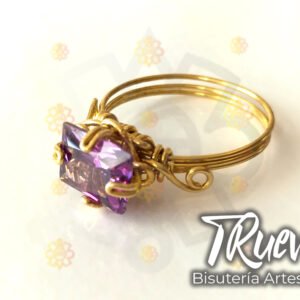 Anillo triple aro y circonia púrpura