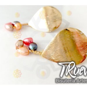 Pendientes forma gota chapa de oro y perlas de rio
