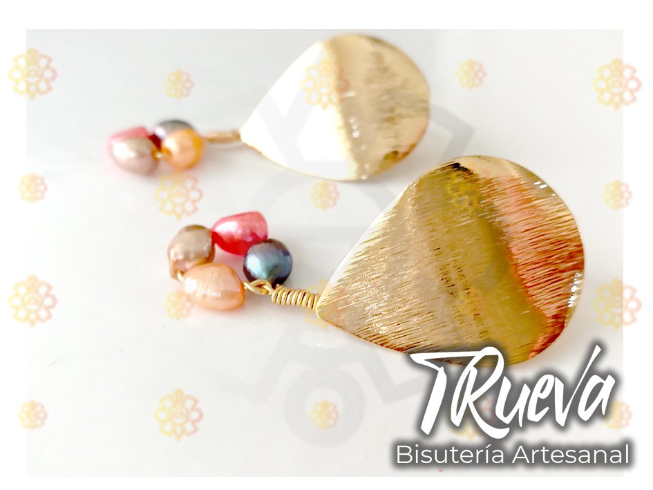 Pendientes forma gota chapa de oro y perlas de rio