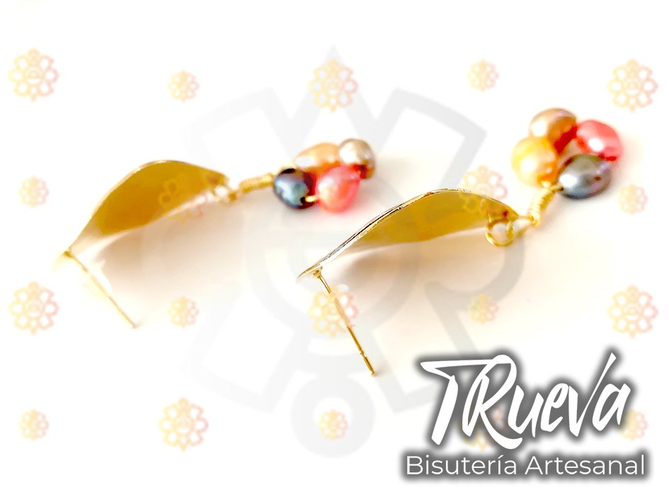 Pendientes forma gota chapa de oro y perlas de rio - Image 3