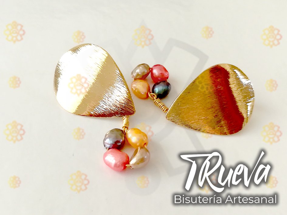 Pendientes forma gota chapa de oro y perlas de rio - Image 2